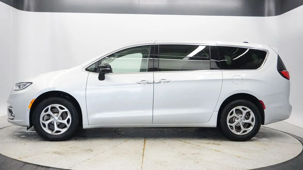 Used 2024 Chrysler Pacifica Limited with VIN 2C4RC3GG1RR154142 for sale in Coon Rapids, Minnesota