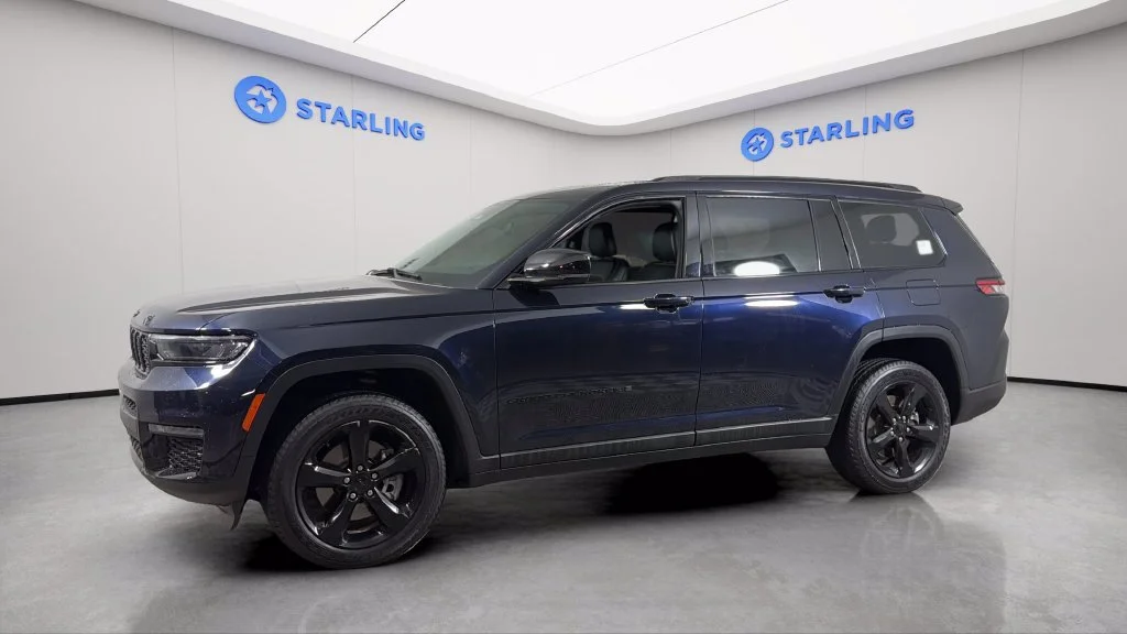 Used 2024 Blue Jeep Limited 4x4 image 2