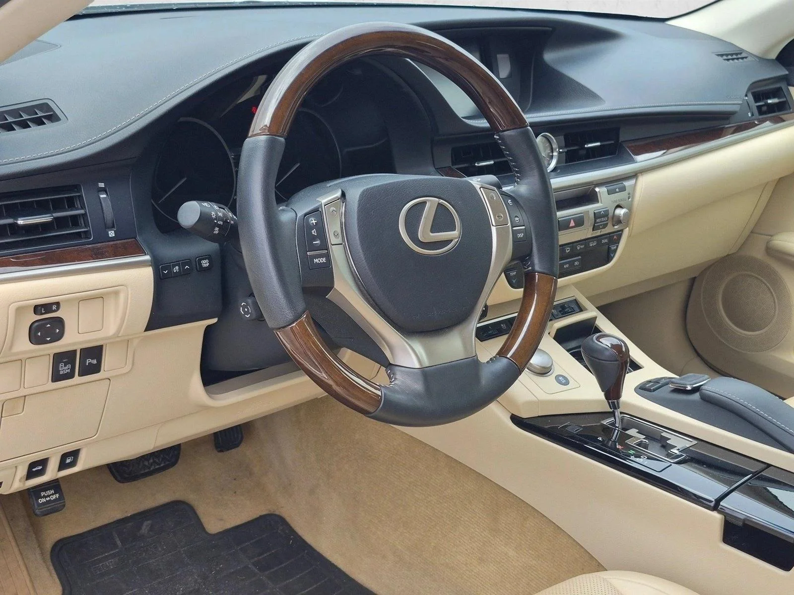Used 2015 Starfire Pearl Lexus  image 3