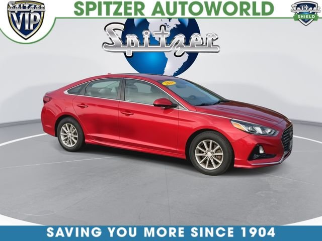 Used 2019 Red Hyundai SE image 2