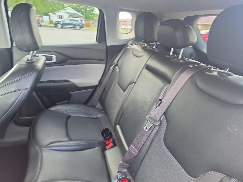 Used 2022 Gray Jeep Latitude FWD image 28