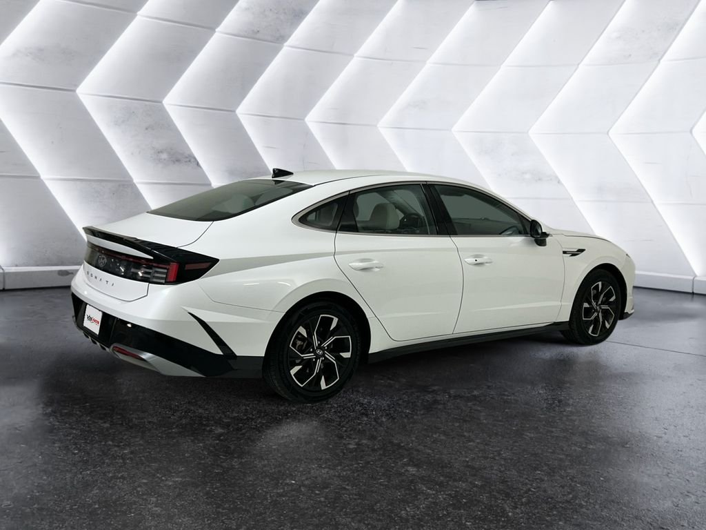 Used 2024 White Hyundai SEL image 4