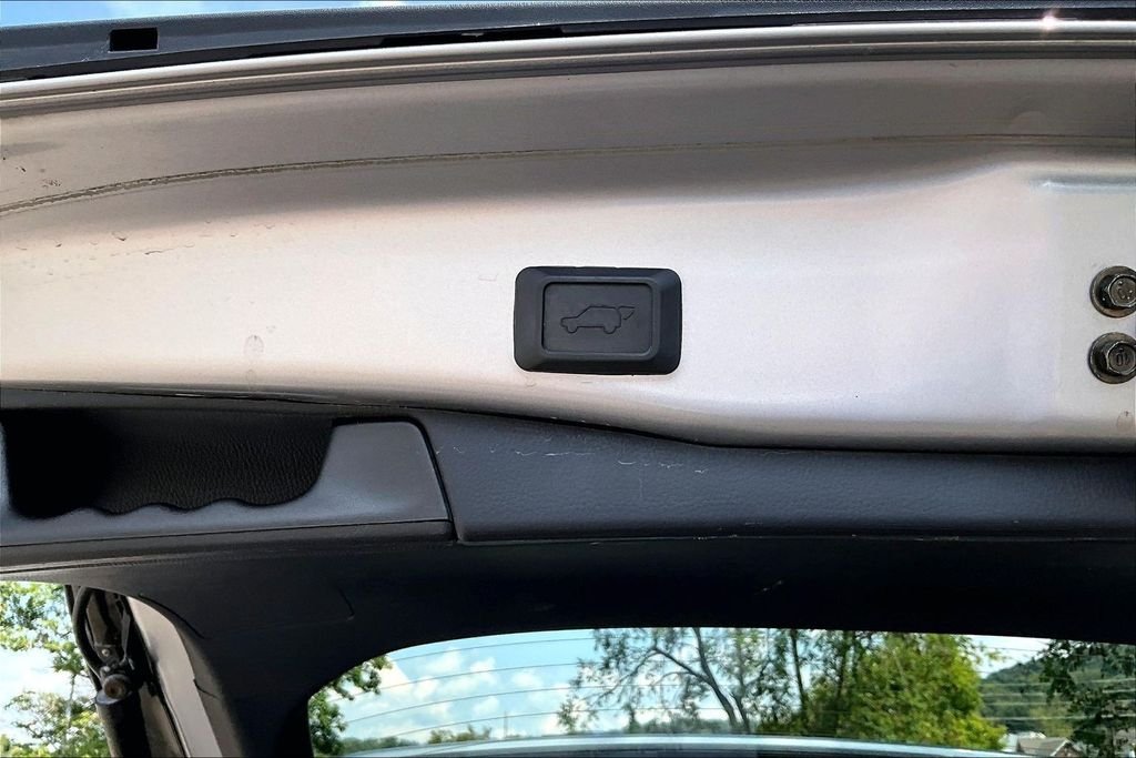 Used 2021 Silver Toyota XLE Premium image 28