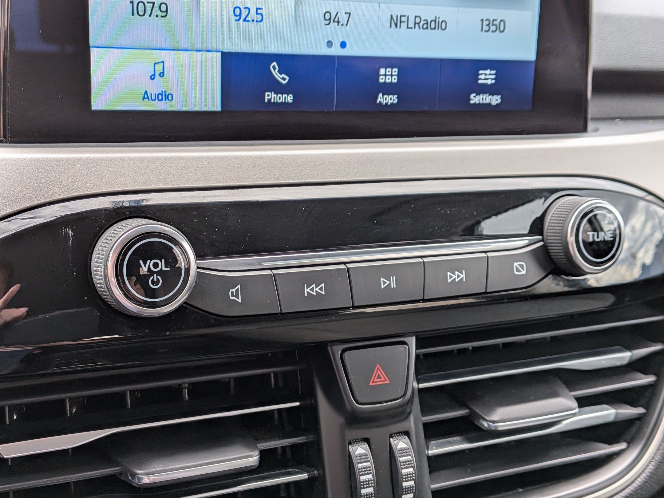 Used 2022 Oxford White Ford SE image 21