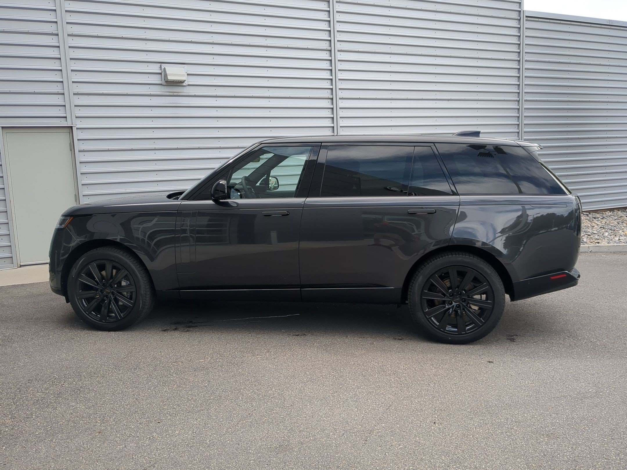 New 2026 Carpathian Grey Land Rover P400 SE LWB 7 Seat image 9