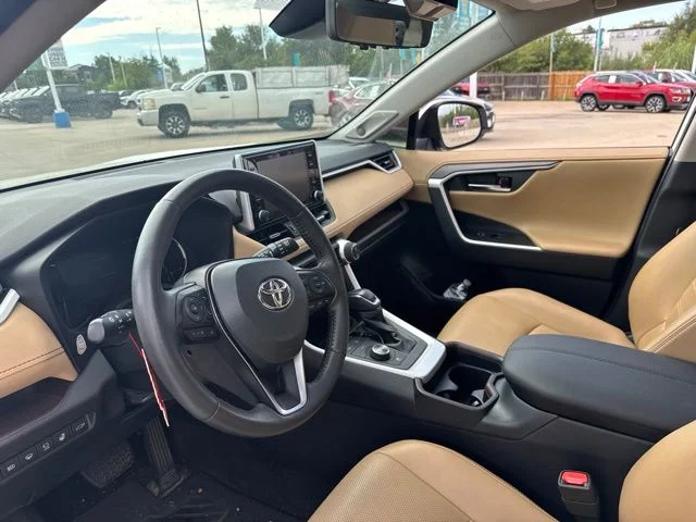 Used 2021  Toyota Limited image 9