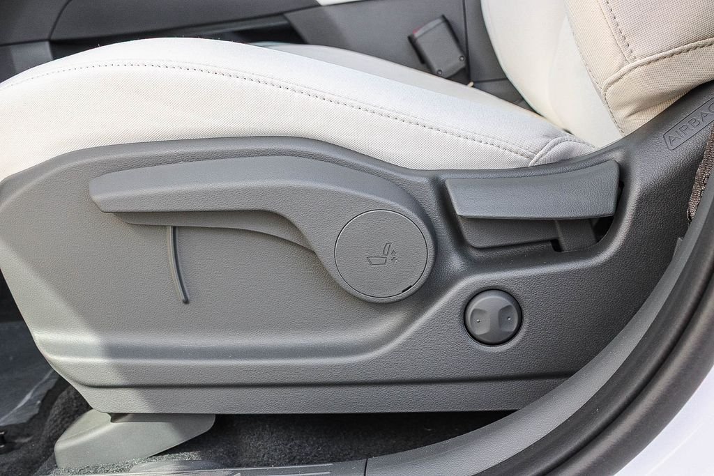 New 2026 White Hyundai SE image 23