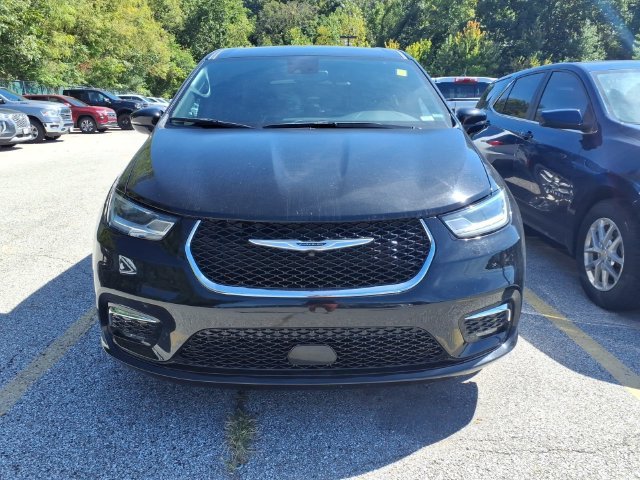 Used 2025  Chrysler Select image 2