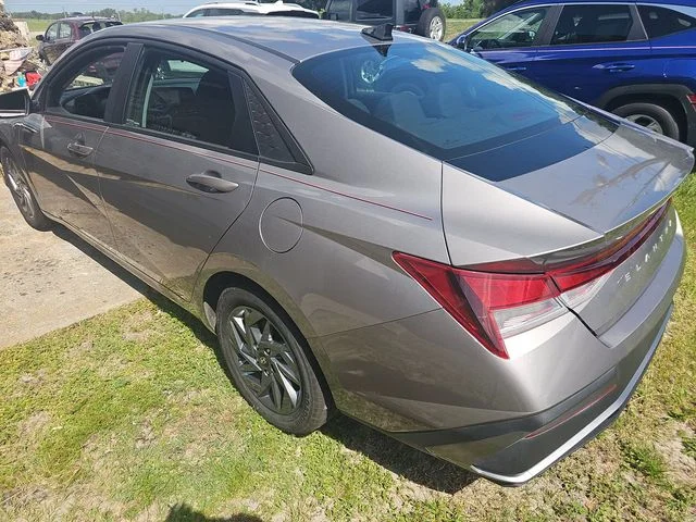 Used 2024  Hyundai SEL image 3