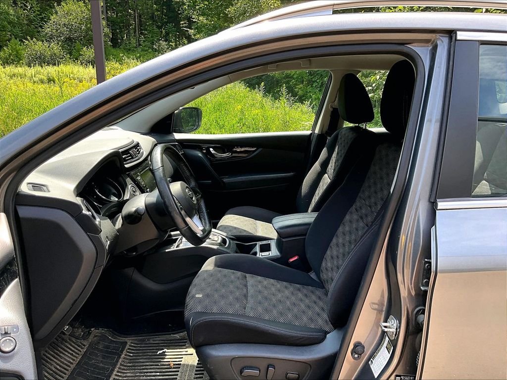 Used 2019 Gray Nissan SV image 7