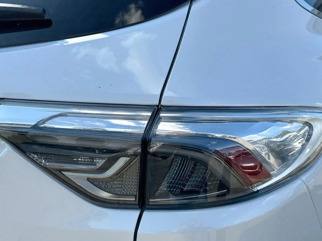 Used 2022 White Buick Avenir image 34