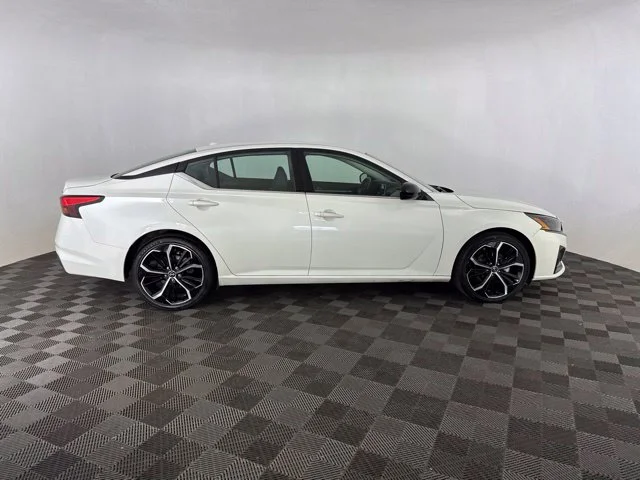 Used 2024 White Nissan 2.5 SR image 4