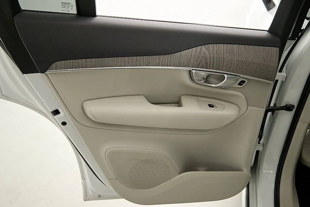 New 2023 Crystal White Volvo Plus image 19