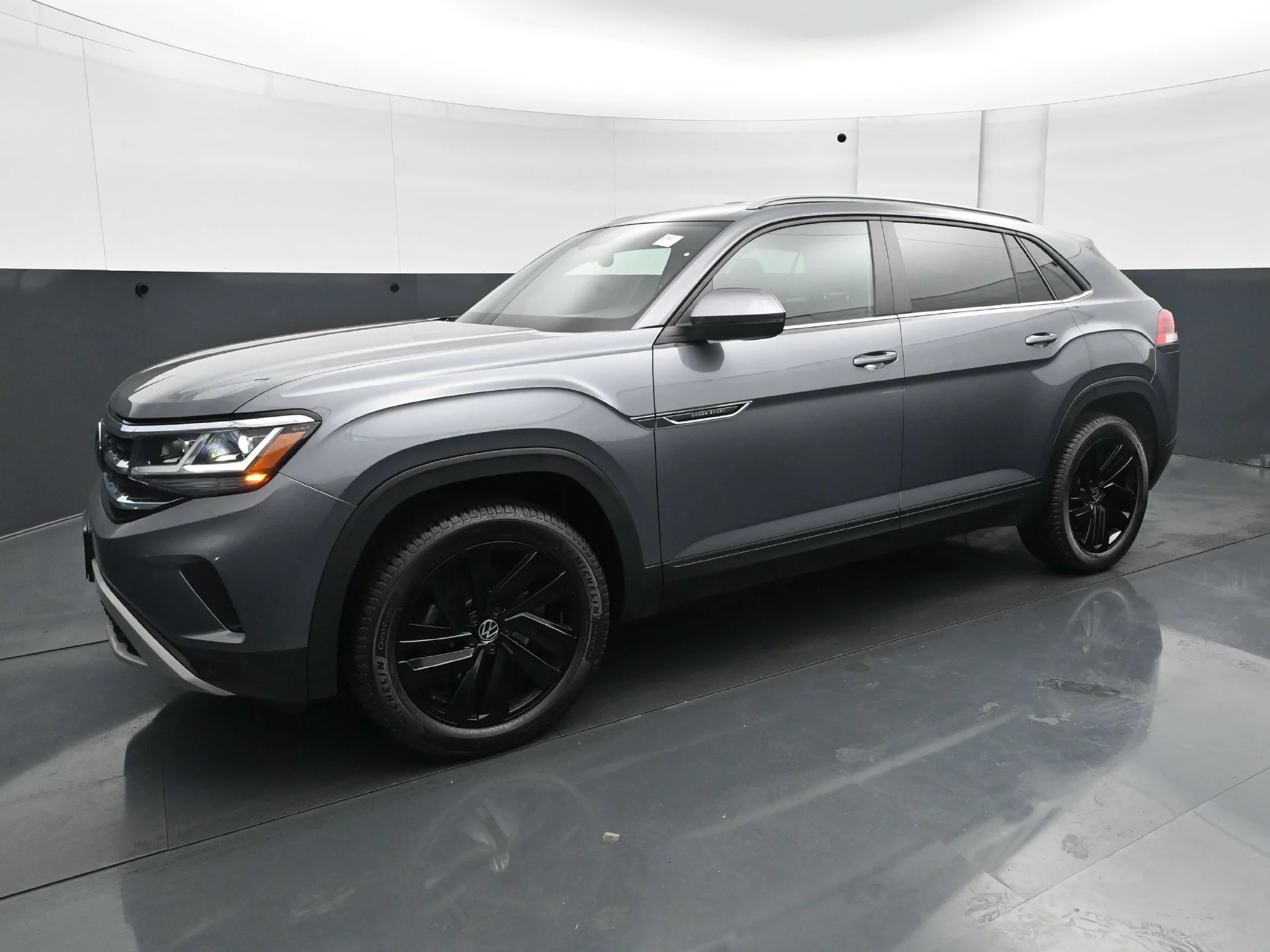 Used 2020 Volkswagen Atlas Cross Sport SE w/Tech with VIN 1V21E2CA6LC224896 for sale in Hopkins, Minnesota