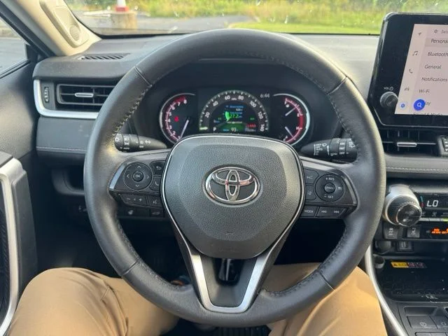 Used 2024  Toyota XLE Premium image 21