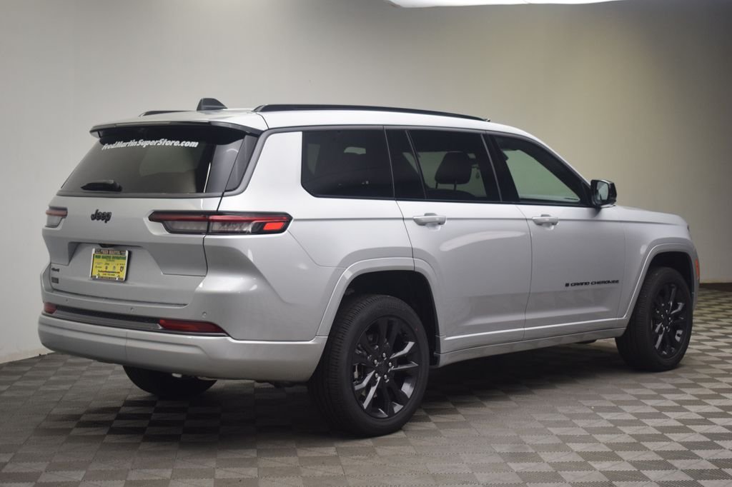 New 2026 Silver Zynith Exterior Paint Jeep Limited Reserve image 5