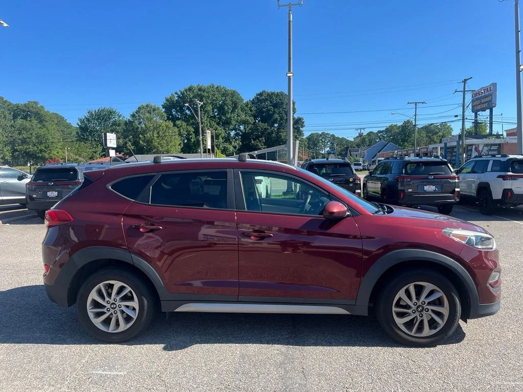 Used 2017 Red Hyundai SE image 3