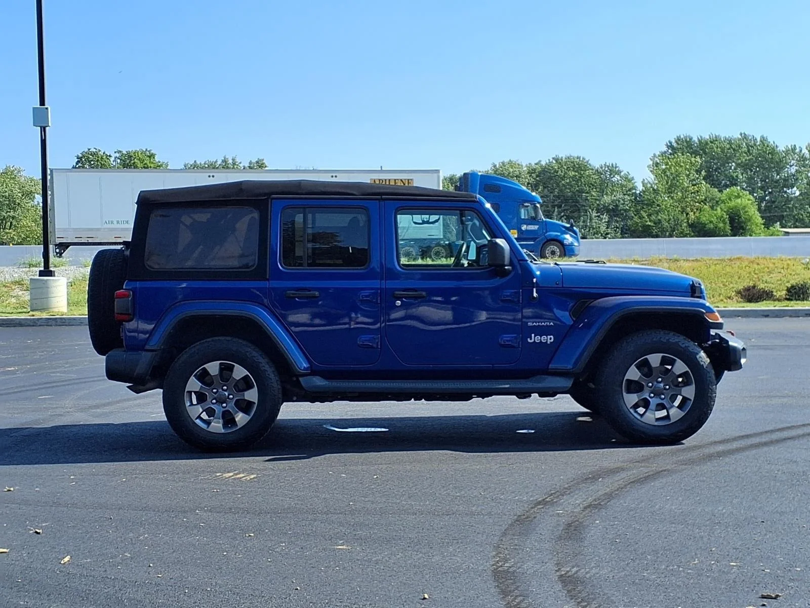 Used 2018 Ocean Blue Metallic Clearcoat Jeep Sahara image 28