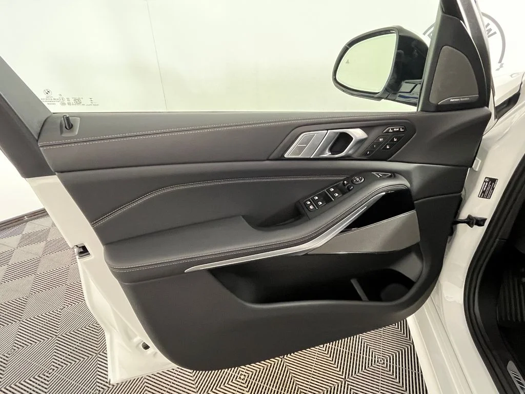 Used 2027 White Metallic BMW xDrive40i image 30