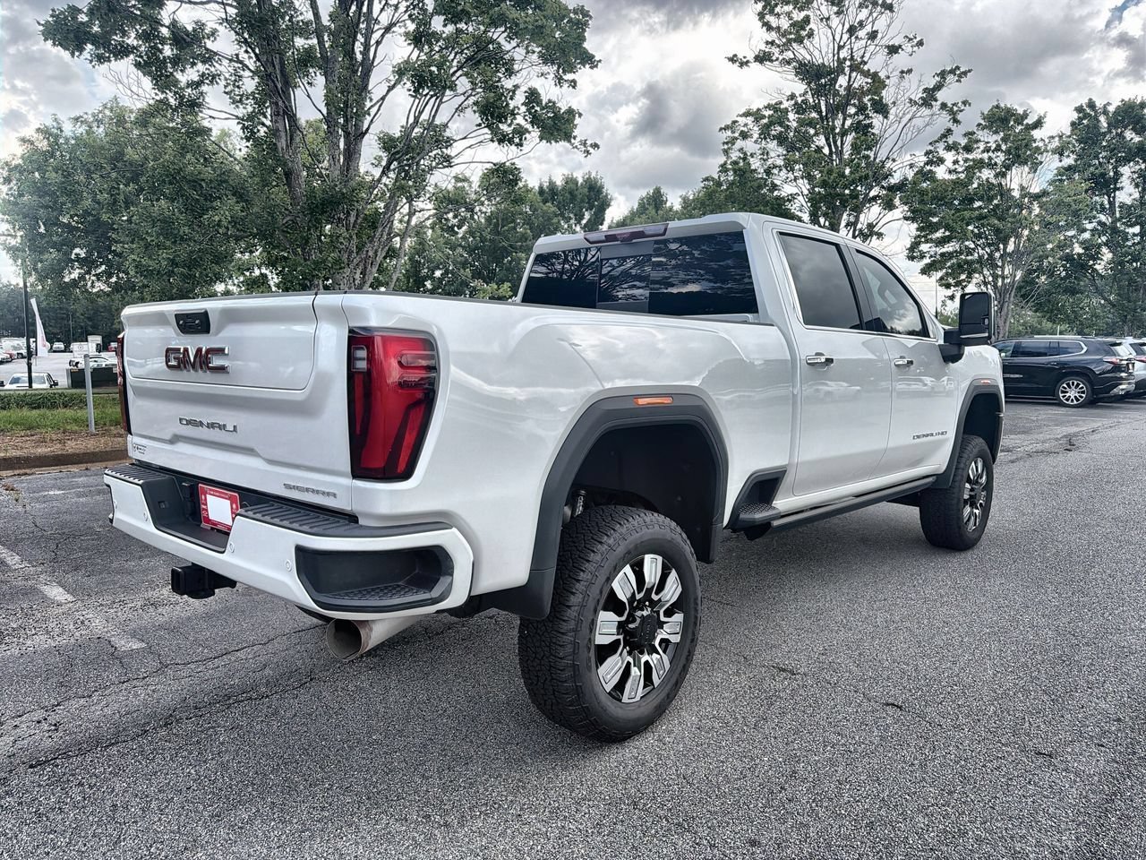 Used 2024 White Frost Tricoat GMC Denali image 8