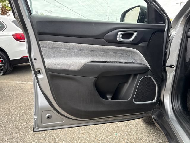 Used 2024 Silver Zynith Metallic Clearcoat Jeep Latitude image 15