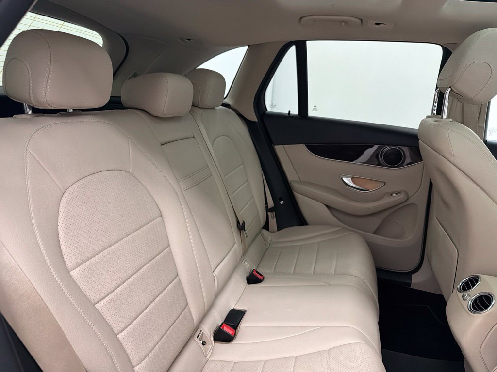 Used 2016 White Mercedes-Benz GLC 300 image 29