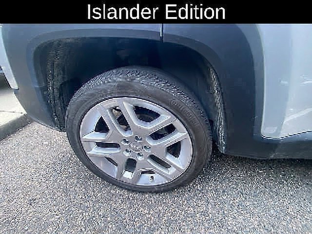 Used 2021 Silver Jeep Latitude image 27