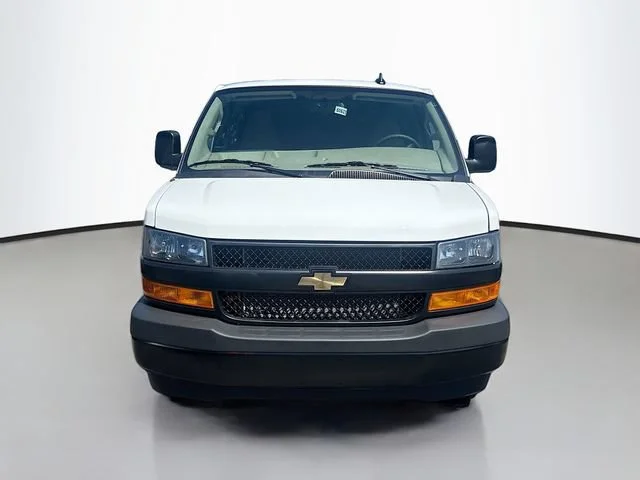 New 2025 Summit White Chevrolet WT image 3