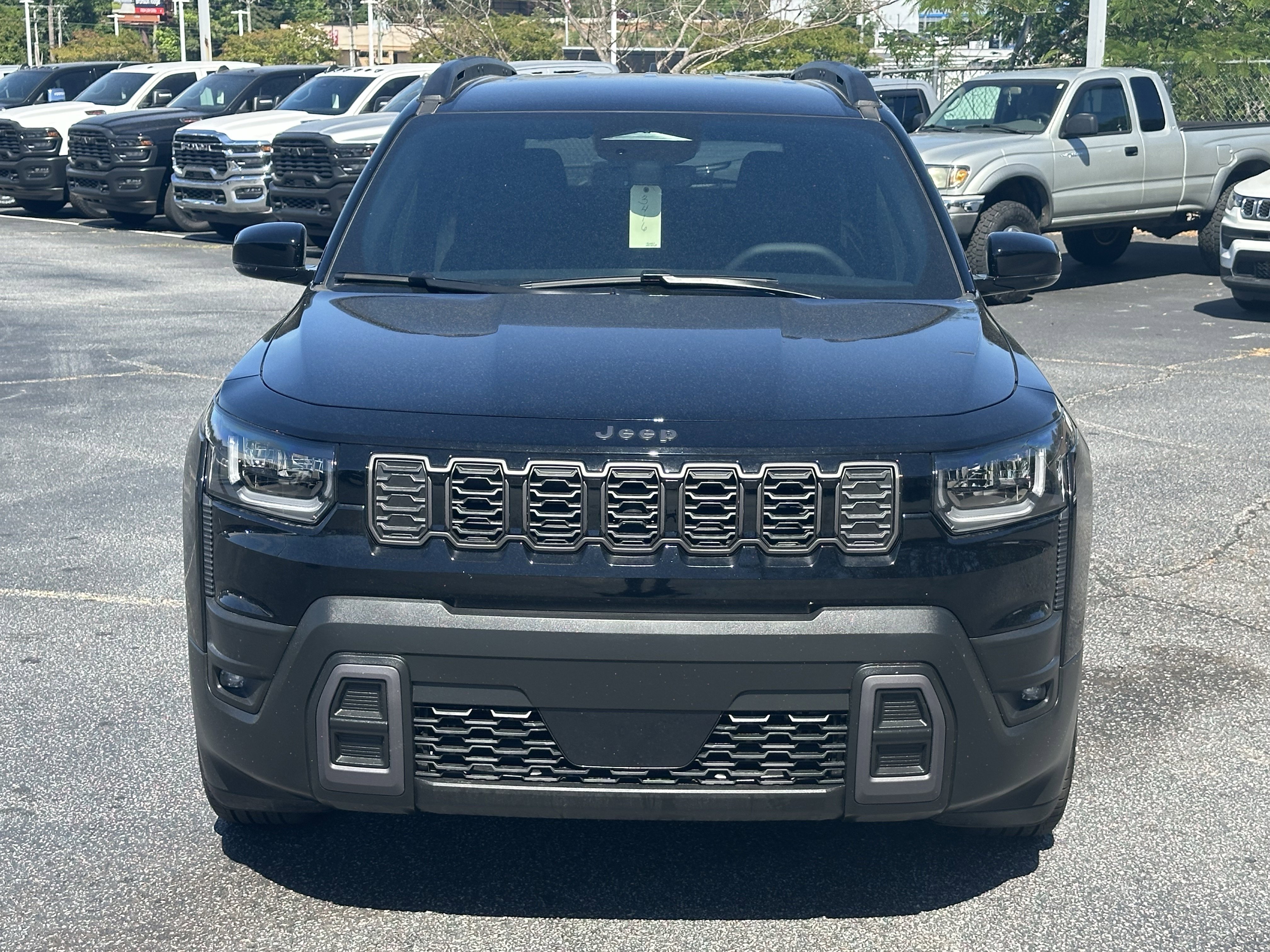 New 2026 Diamond Black Crystal Pearl-Coat Exterior Paint Jeep Limited image 3