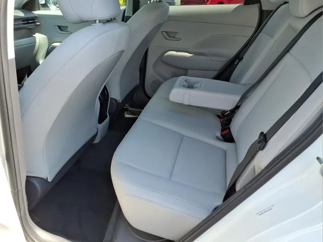 Used 2025 White Hyundai SEL image 16