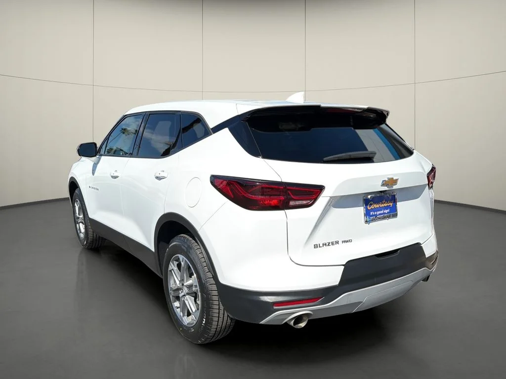 Used 2025 White Chevrolet LT image 5