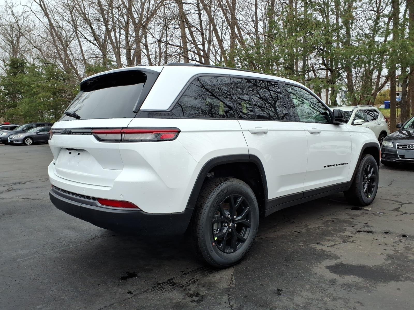 New 2026 Bright White Clear-Coat Exterior Paint Jeep Altitude image 3