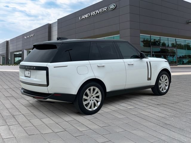Used 2025 White Land Rover SE image 5