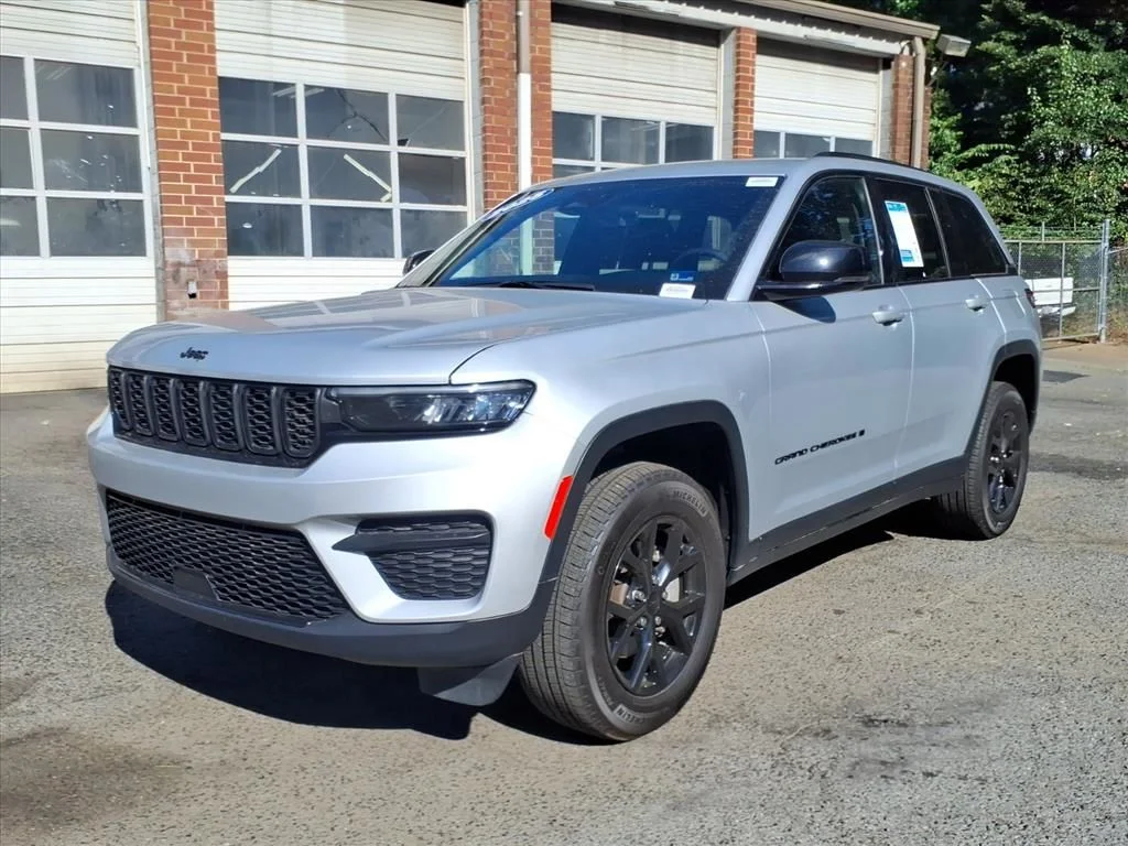 Used 2025 Silver Jeep Altitude image 37