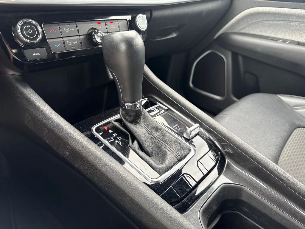 Used 2024 White/off-white Jeep Latitude image 20