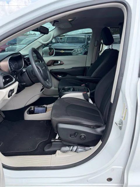 Used 2018 White Chrysler Touring Plus image 2