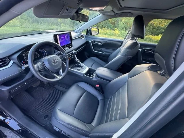 Used 2024  Toyota XLE Premium image 17