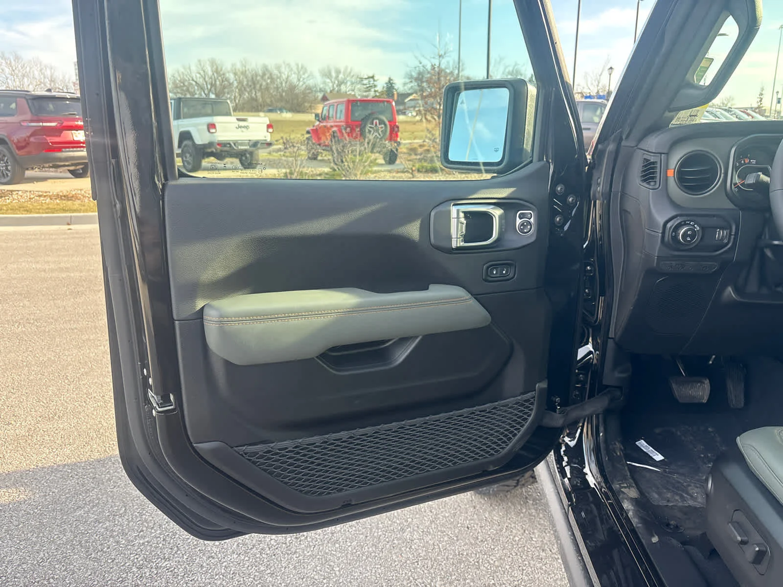 New 2026 Black Clear-Coat Exterior Paint Jeep Mojave image 18