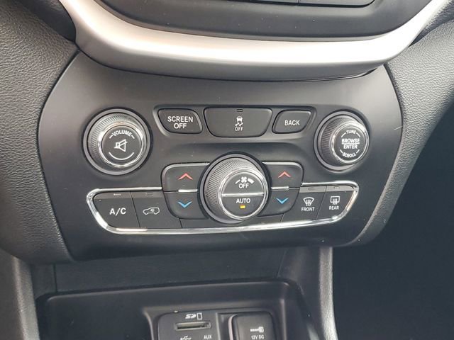 Used 2018 White Jeep Latitude Plus image 18