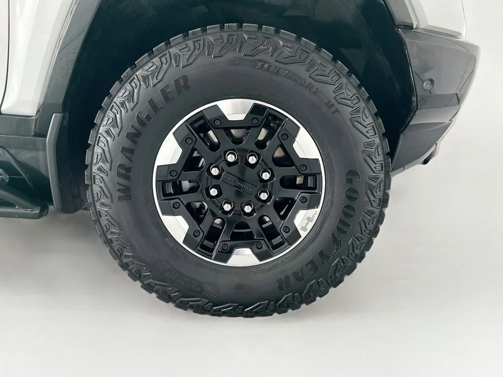 Used 2023 White GMC Edition 1 image 31