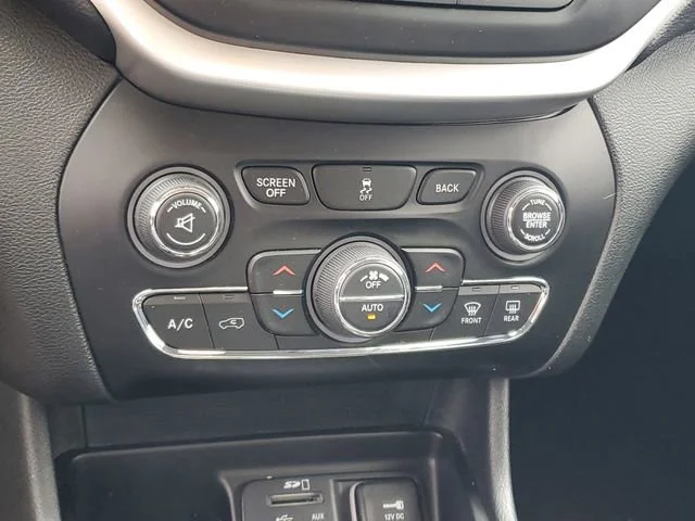 Used 2018 White Jeep Latitude Plus image 18