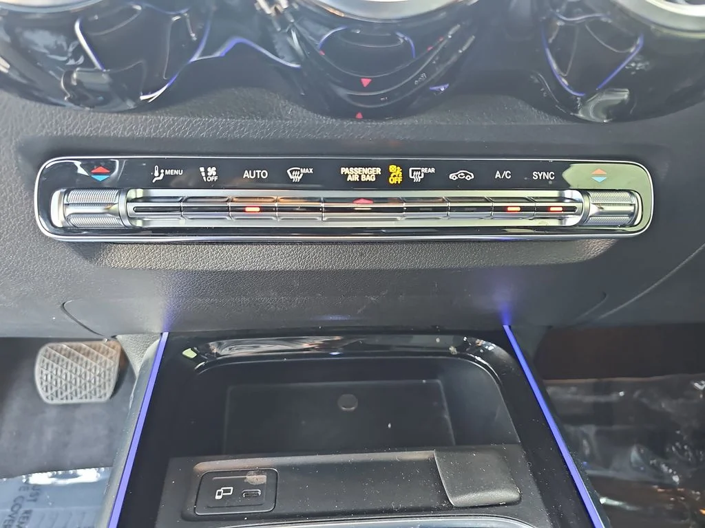 Used 2021  Mercedes-Benz GLB 250 image 24