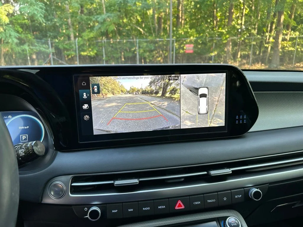 Used 2025 White Hyundai SEL Premium image 18