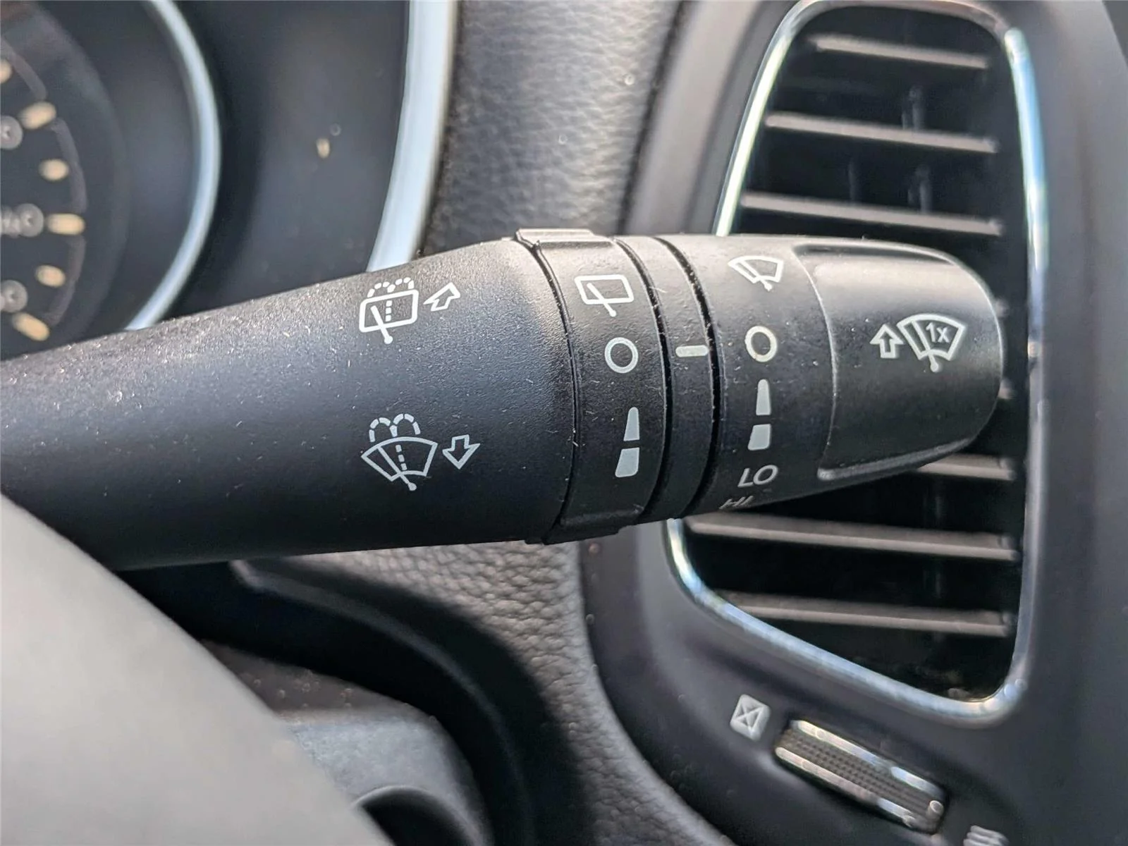 Used 2021  Jeep Latitude image 27
