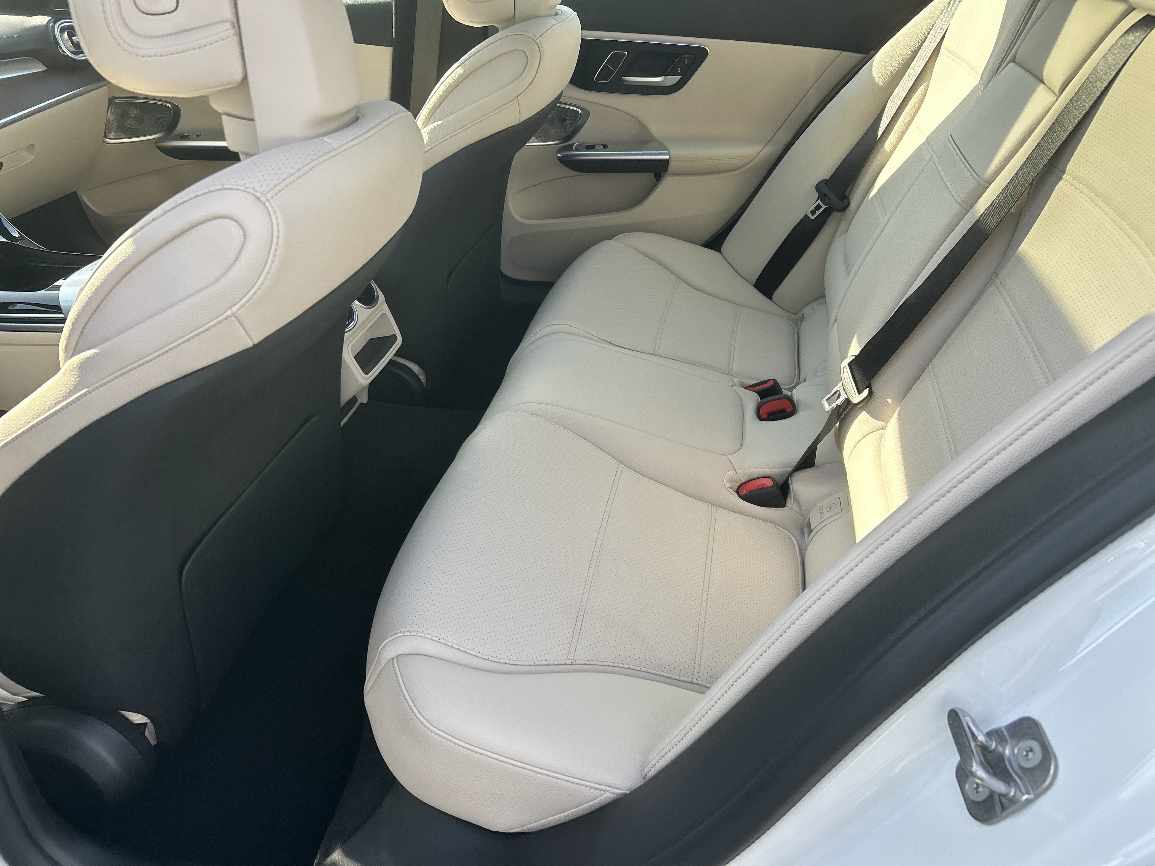 New 2026 MANUFAKTUR Moonlight White Metallic Mercedes-Benz C 300 Sedan image 36