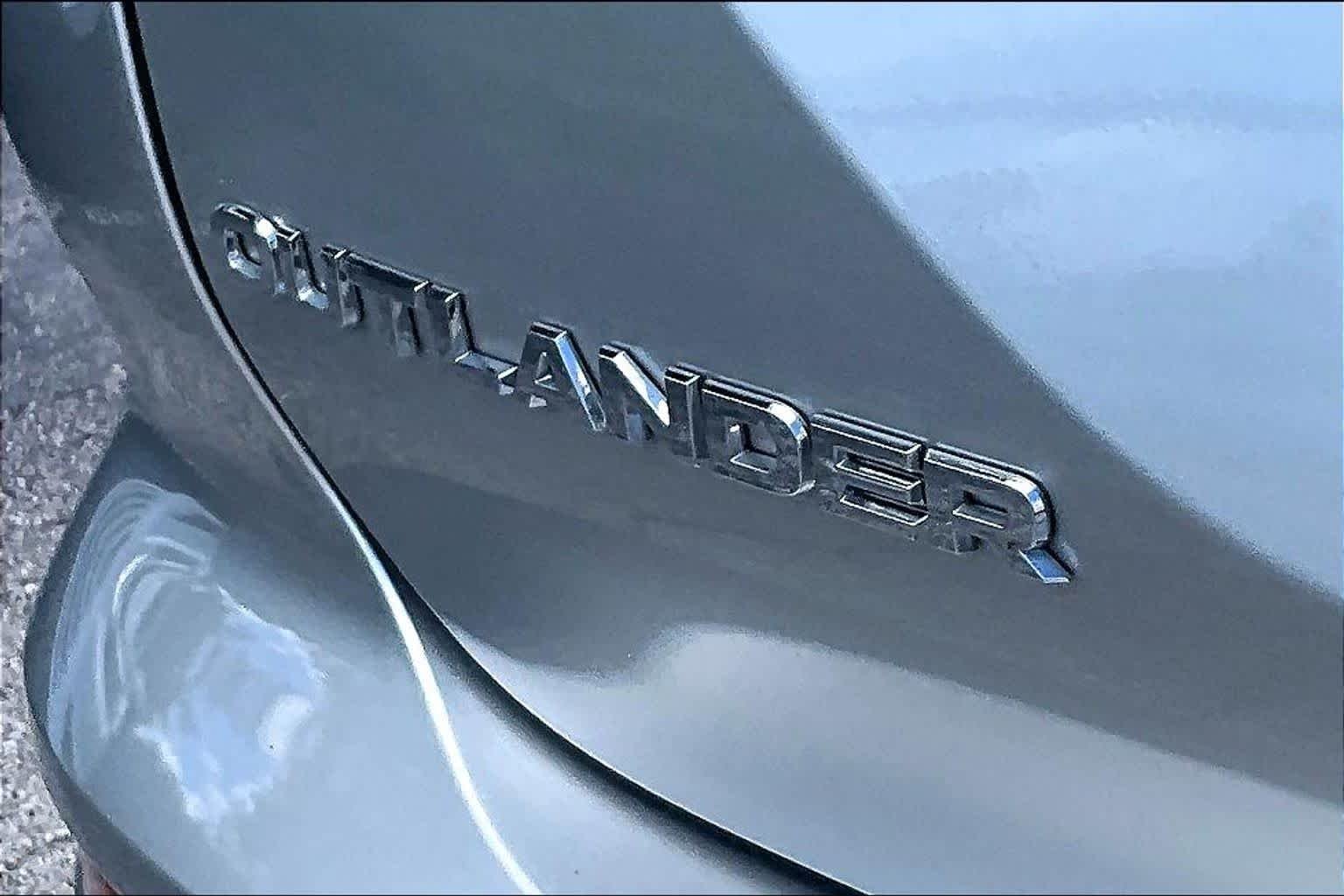 Used 2025 Alloy Silver Metallic/Black Roof Mitsubishi SEL Black Edition image 10