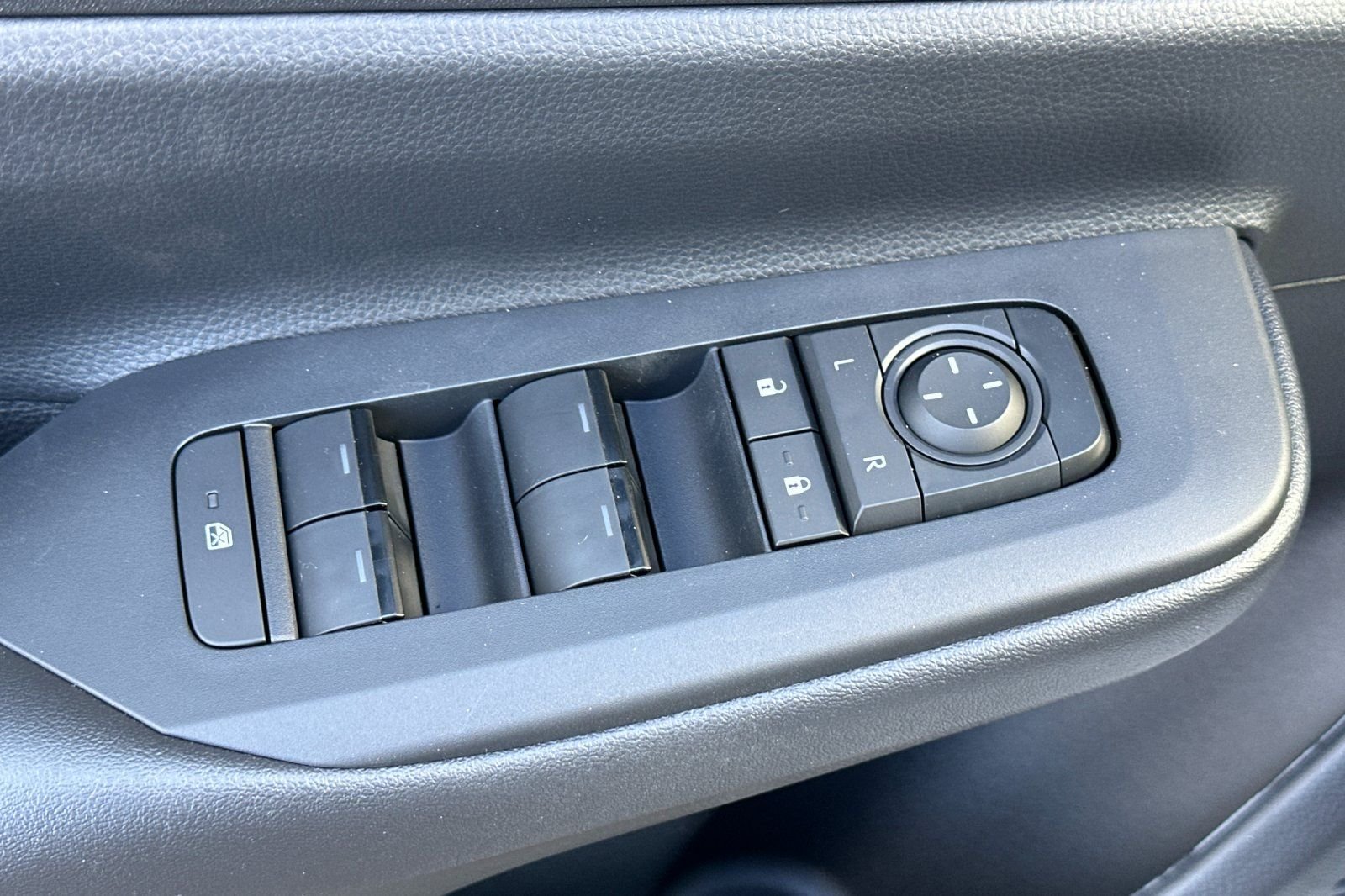 2026 Toyota Prius Plug-in Hybrid SE - Photo 28