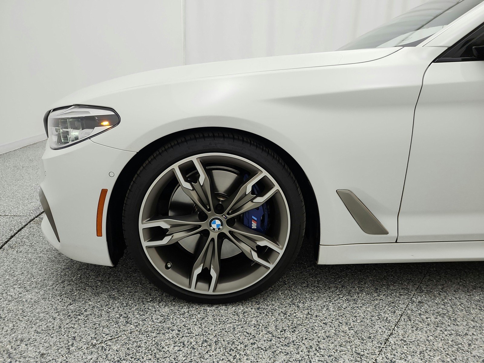 Used 2019 Alpine White BMW M550i xDrive Sedan image 17