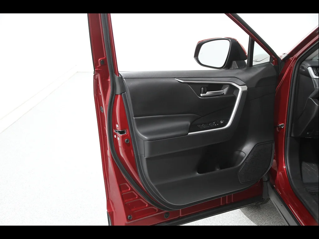 Used 2025 Ruby Flare Pearl Toyota XLE image 4