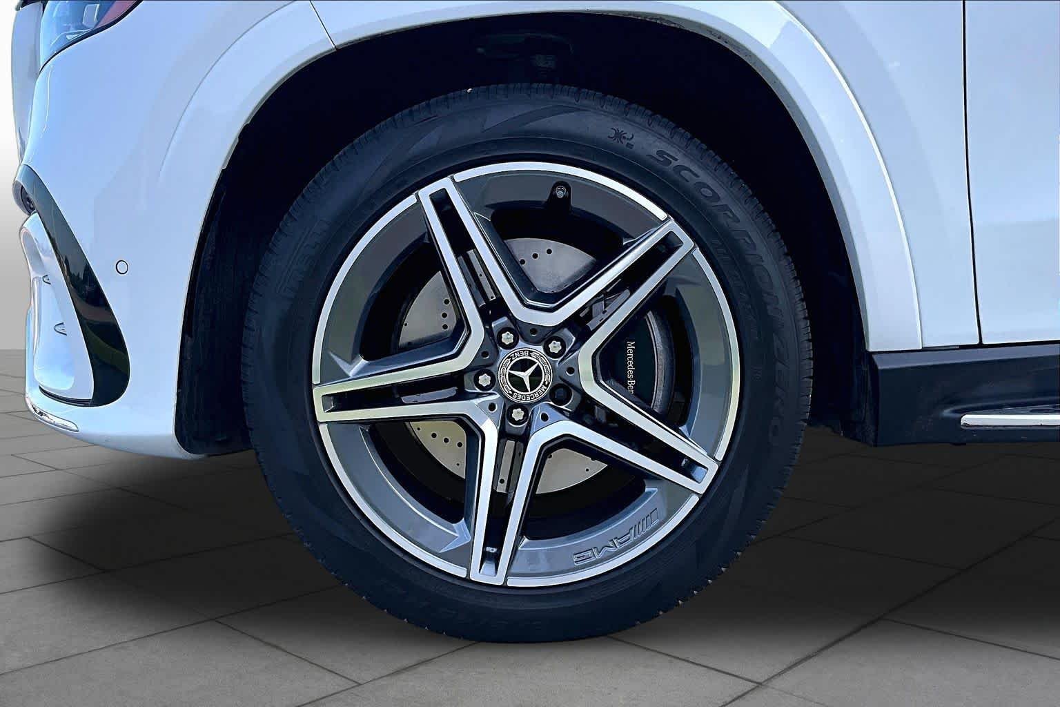 Used 2025 MANUFAKTUR Moonlight White Metallic Mercedes-Benz GLS 450 image 11